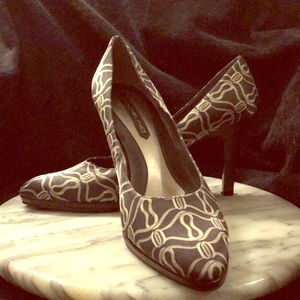 Mandolinist printed silk pump